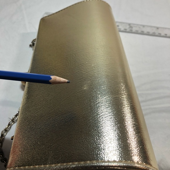 Vintage Metallic Gold Bag, with chain, small inside pocket, nice jewelry closure - Picture 4 of 12